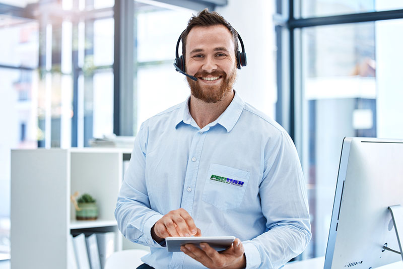 Homem com tablet na mão e um headset